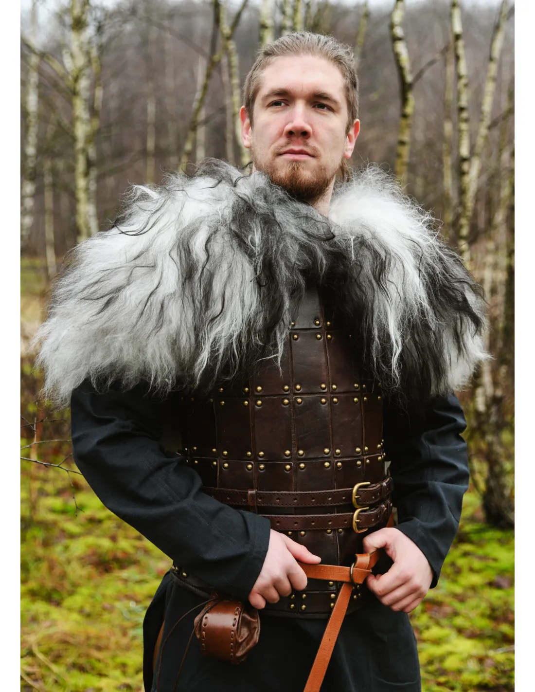 Couvre-épaules pour guerriers en peau de mouton nordique ⚔️ Boutique Épées