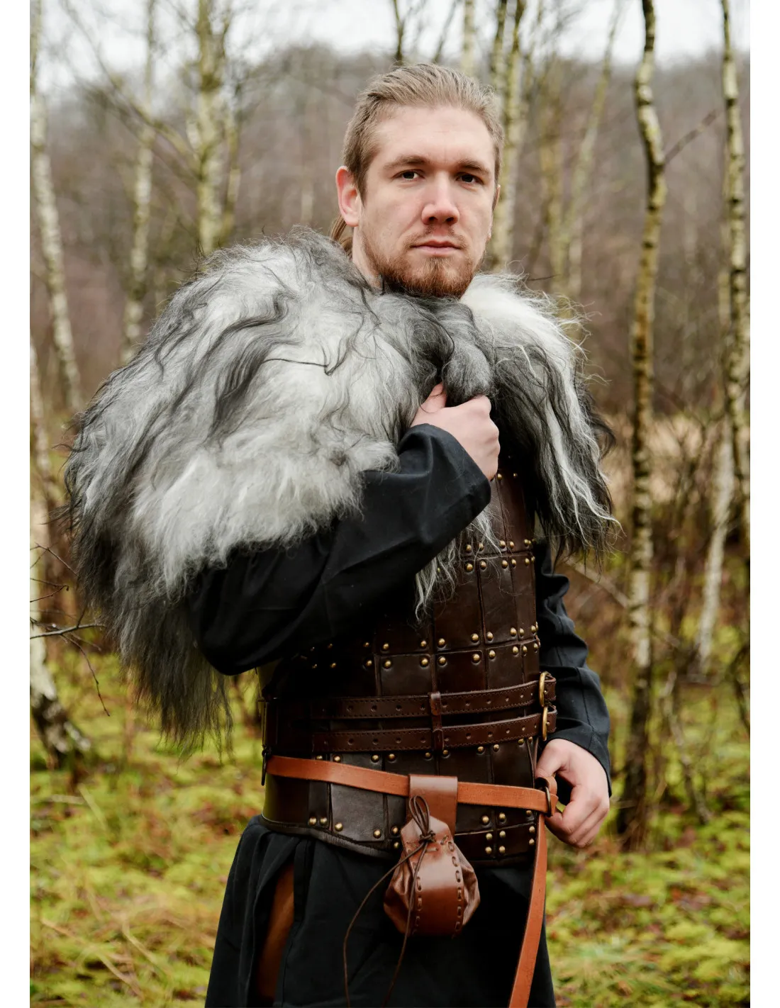 Couvre-épaules pour guerriers en peau de mouton nordique ⚔️ Boutique Épées