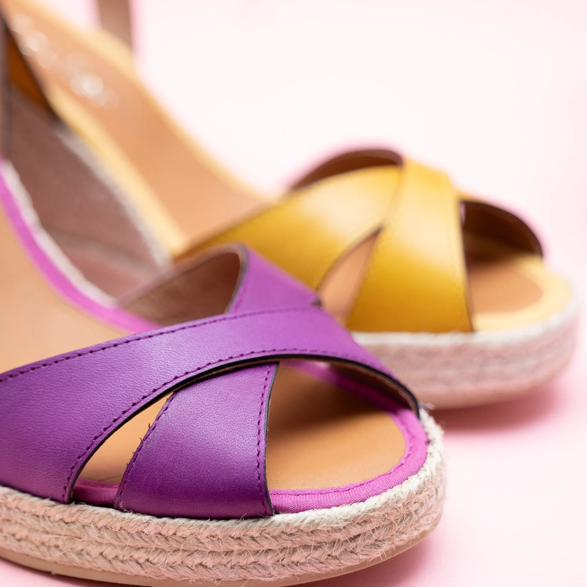 Espadrille compensée en cuir violet