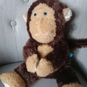 Tchita le petit singe fripon - peluche toute douce qui attend d'être adoptée