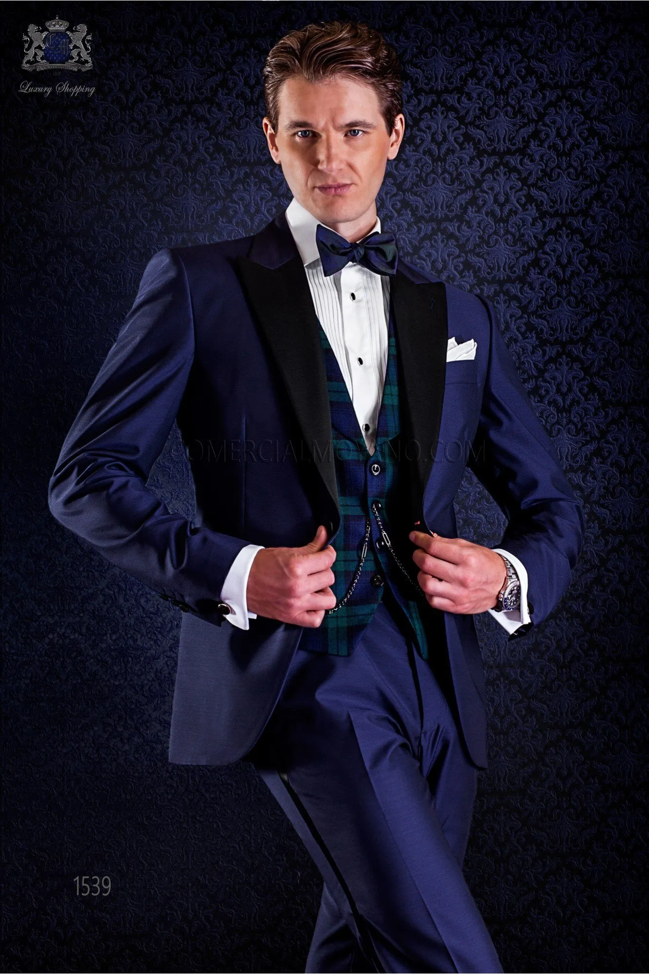 Tuxedo italienne bleu avec revers de pointe contrastés de tissu de laine mélangée