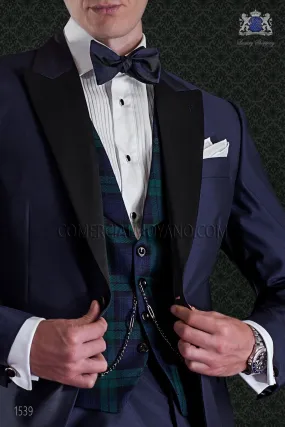 Tuxedo italienne bleu avec revers de pointe contrastés de tissu de laine mélangée